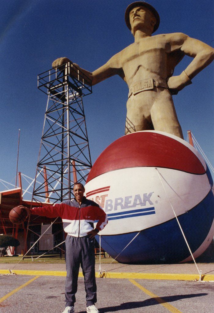 Tulsa's Golden Driller in 1990